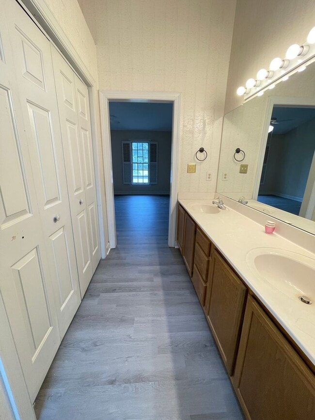 Building Photo - Light & Airy Townhome in Downing Creek, wo...