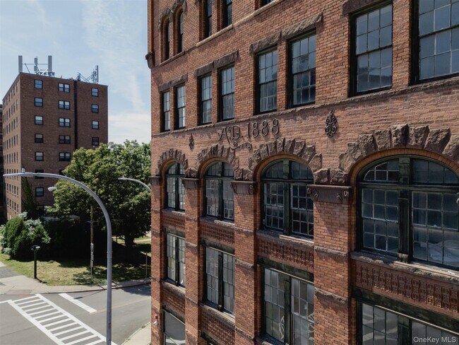 Building Photo - 155 River St