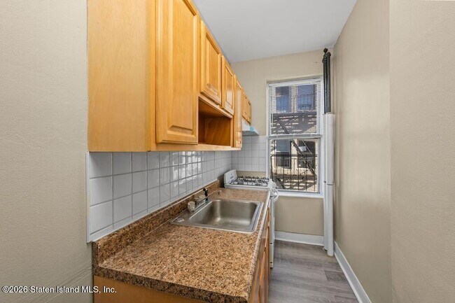 Building Photo - 37 Avon Pl