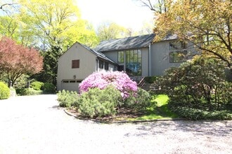 Building Photo - 8 Bayberry Ridge Rd