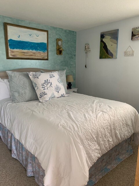 bedroom with queen bed - 615 Ocean Blvd