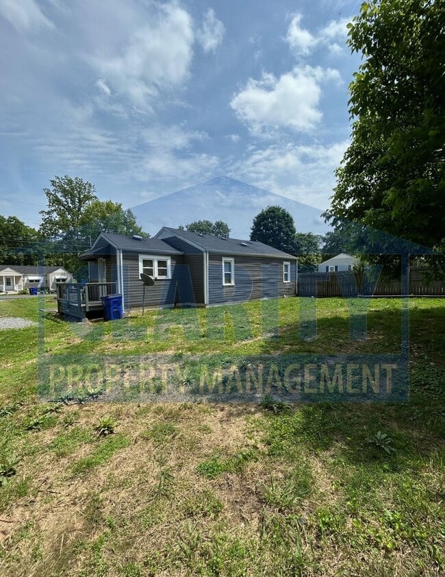 Building Photo - Centrally located 3 bedroom home!