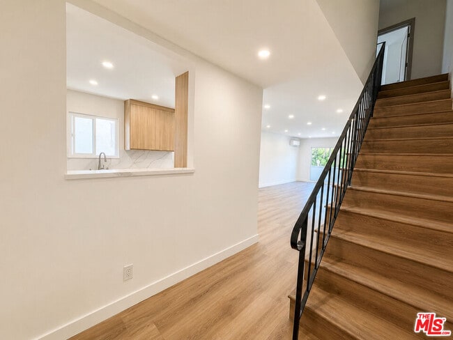 Building Photo - 2449 Beachwood Dr