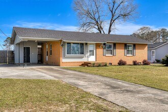 Building Photo - Updated 3 Bedroom 2 Bath in Martinez