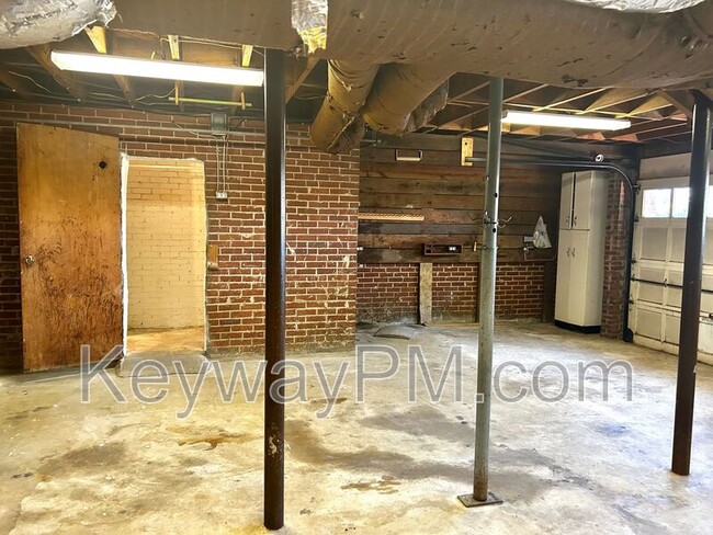 Building Photo - 2919 Henry St