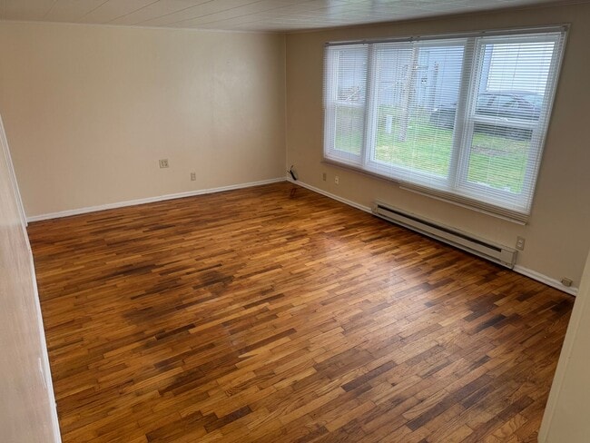 Building Photo - Updated 3 bedroom 1 bathroom house on a huge lot!