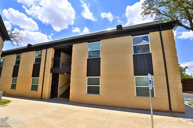 Building Photo - Newly Remodeled South Abilene Apartments!