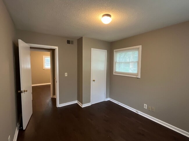 Building Photo - **AVAILABLE NOW**3 Bedroom / 1 Bathroom Ho...