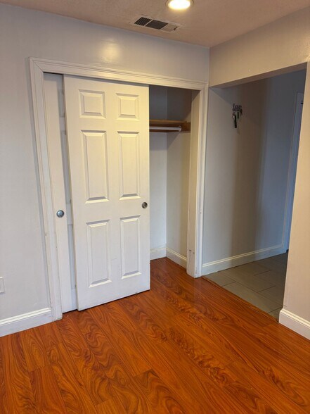 Building Photo - 16 Shrewsbury Green Dr