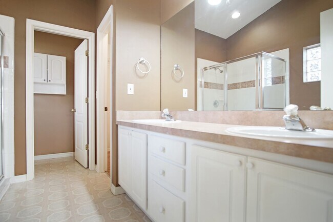 Building Photo - 10500 Lake Hasson Cir