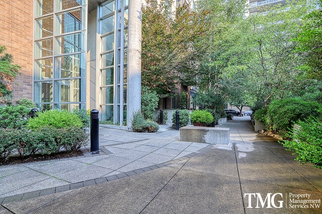 Building Photo - Gorgeous 1br/1.5ba condo + bonus room and ...