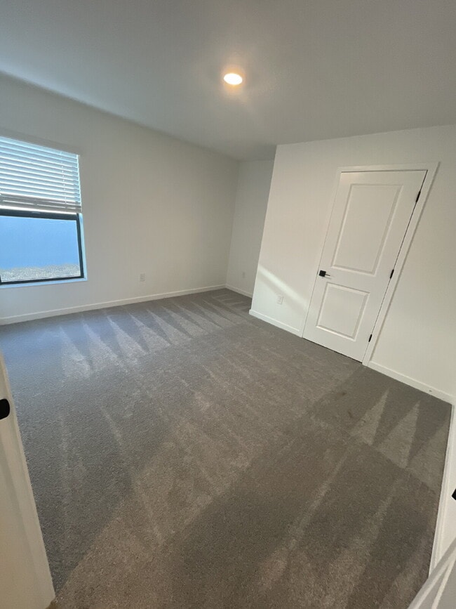 Building Photo - 1270 Ahoy Ave