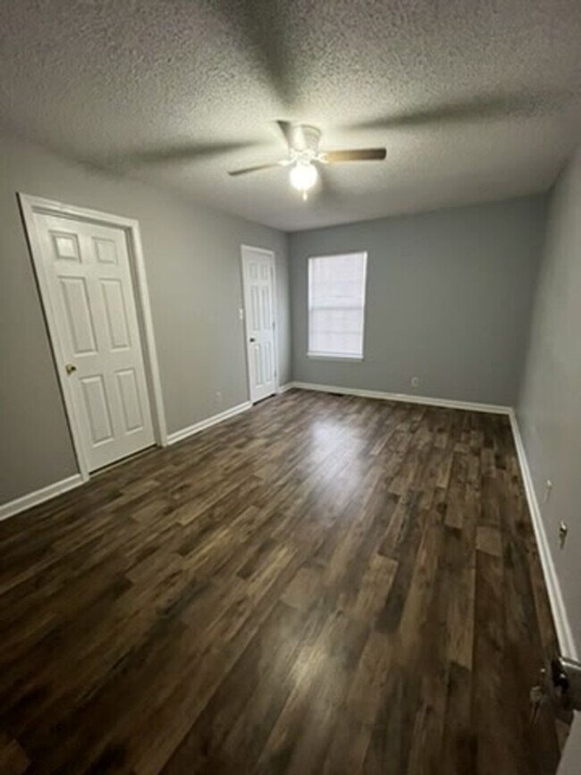 Building Photo - Adorable Oak Grove Home