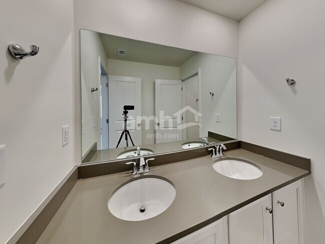 Building Photo - 678 Carnaby Ln