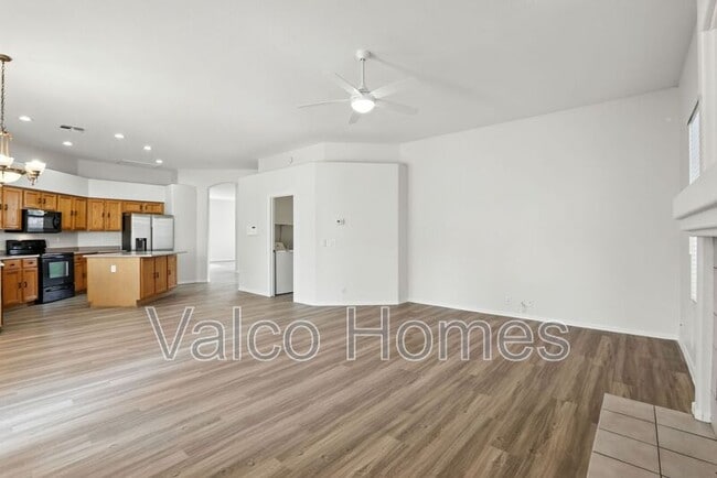 Building Photo - 8338 W Rose Ln