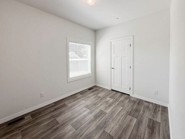 Building Photo - ~ AVAILABLE NOW ~ DUPLEX (LEFT)