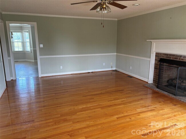 Building Photo - 2417 Lynwood Dr