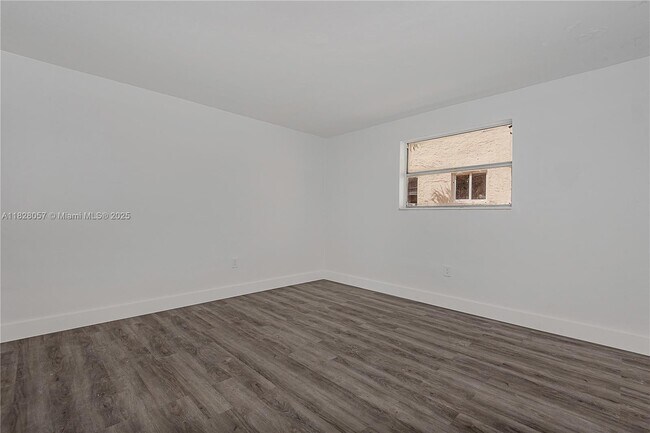 Building Photo - 6910 Bay Dr