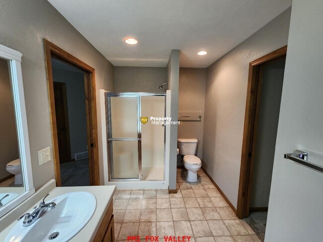 Building Photo - Large Side by Side Townhouse Greenville