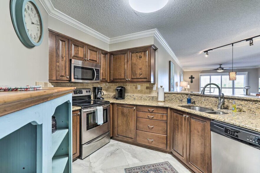 Building Photo - 6141 Bahia Del Mar Blvd S