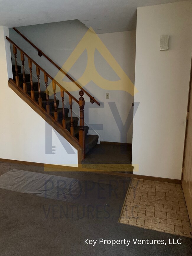 Building Photo - 493 Hollenbeck St