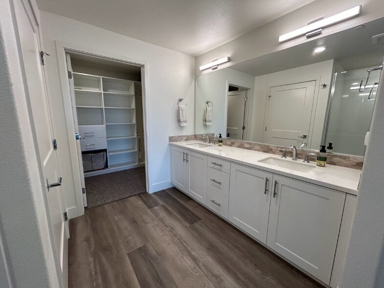 Building Photo - 3578 Rambla Pl