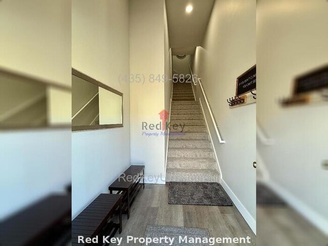 Building Photo - Adobe Rock Dr. Fully Furnished