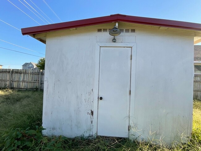 Building Photo - Large Home in Joplin!  3 bedroom, 2 bathro...