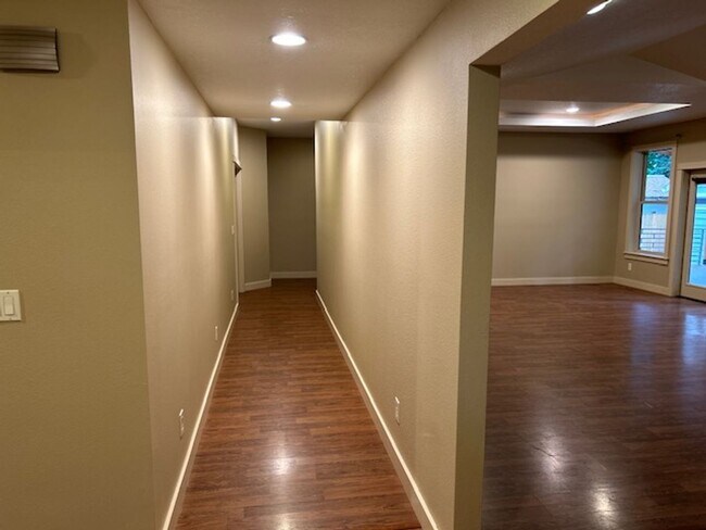 Building Photo - Burnt Bridge Creek 4 bedroom- Single Level