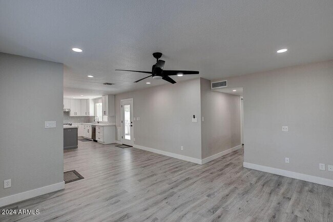 Building Photo - 917 N 87th Pl