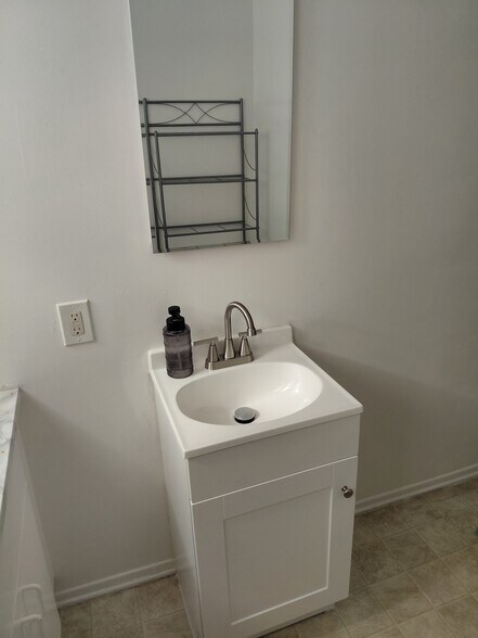 Building Photo - 2627 Buckingham Rd