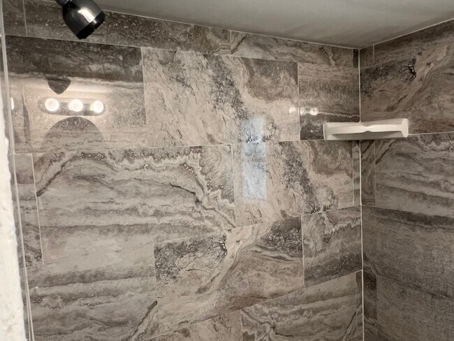 Building Photo - 18 Walnut St