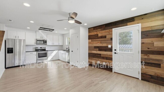Building Photo - 1198 Green Hill Dr