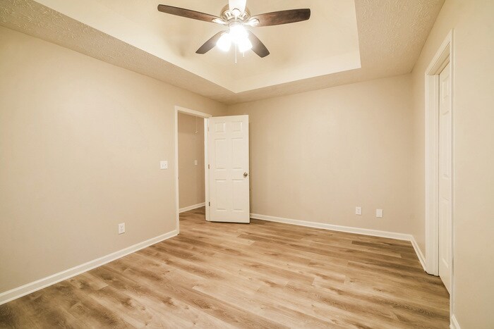 Building Photo - 329 Hillcrest Ln