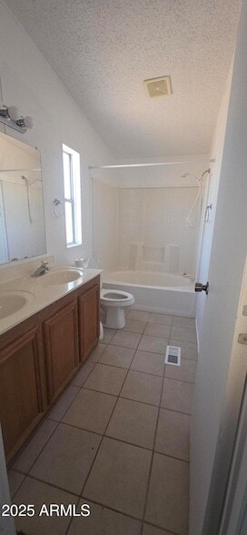 Building Photo - 2209 E Carriage Dr