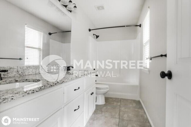 Building Photo - 411 Wiltshire Dr, Raymore, MO 64083