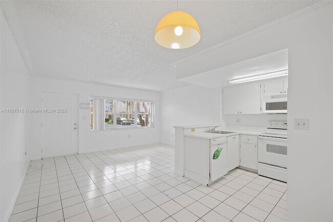 Building Photo - 8615 NW 5th Terrace