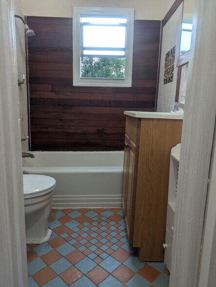 Bathroom - 2914 Harper Street