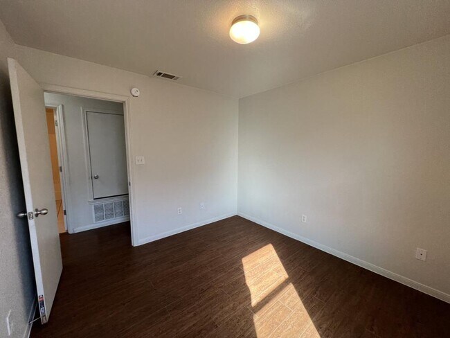 Building Photo - 601 Bermuda St