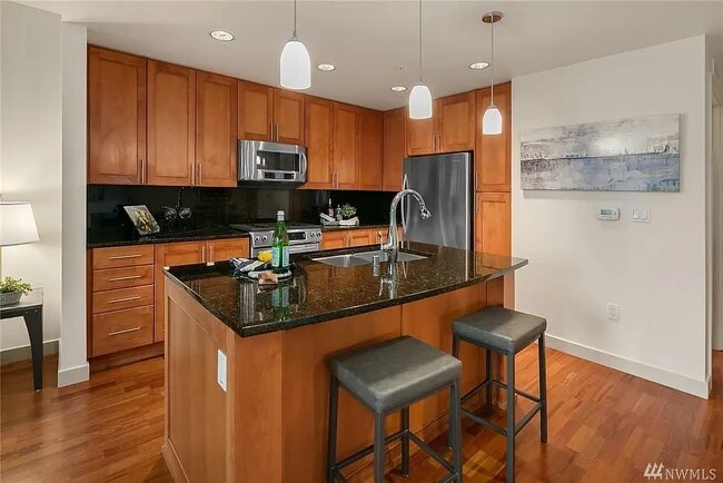 Building Photo - 10610 NE 9th Pl