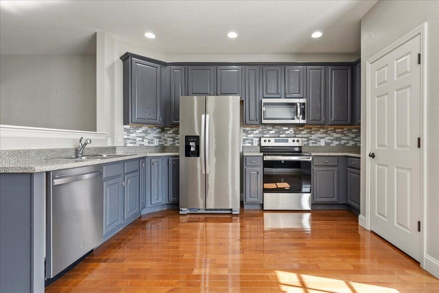 Building Photo - 410 Ashbury Cir