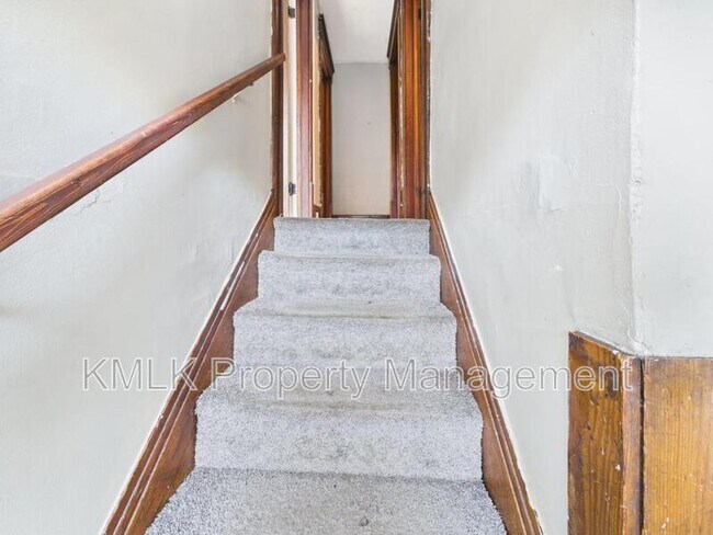 Building Photo - 701 Kling St