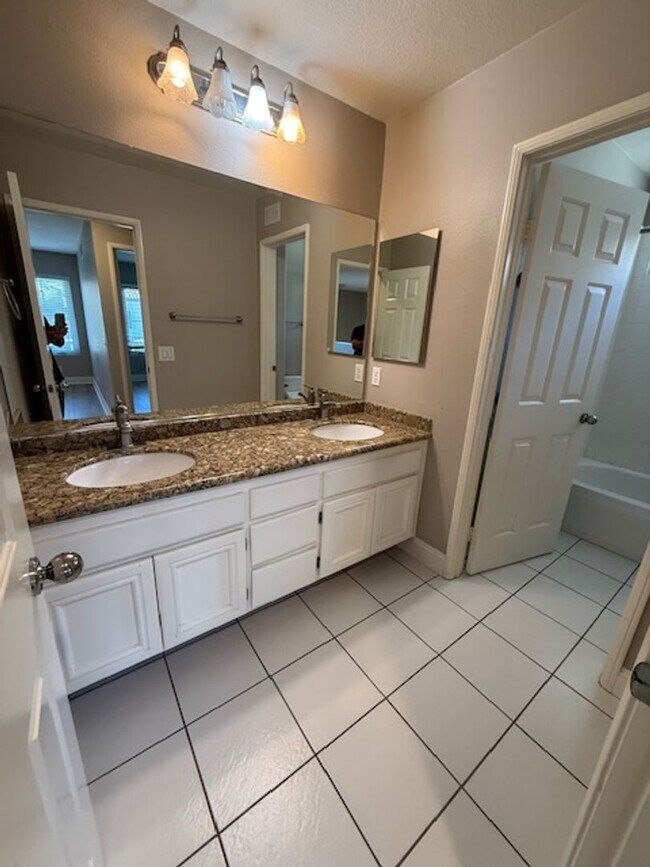 Building Photo - 4 bed / 2.5 bath plus large loft/family ro...