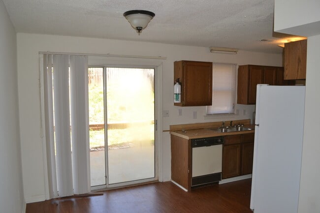 Building Photo - 2 Bedroom House in Central Available Fall 2026