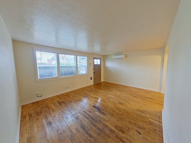 Building Photo - Glacier Tri-Plex