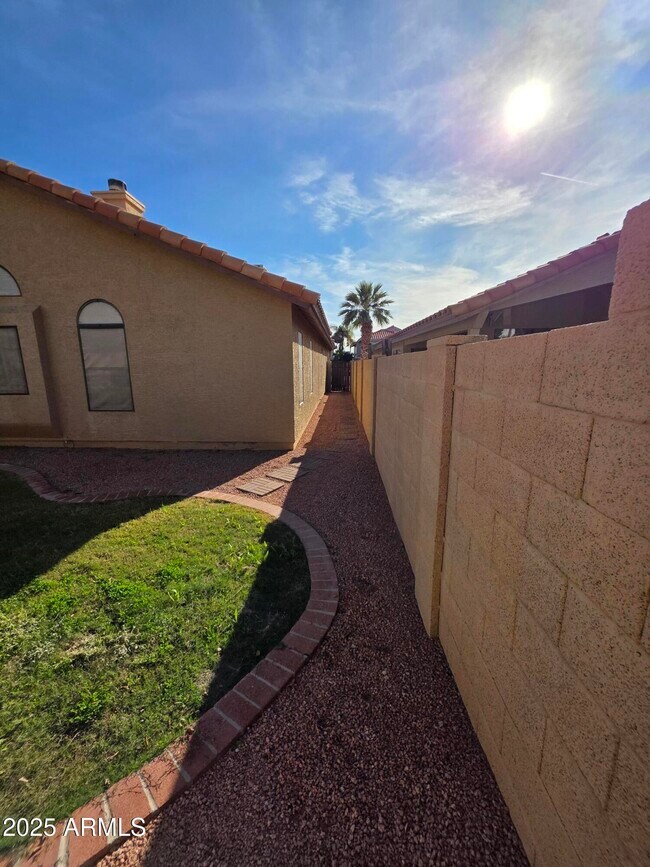 Building Photo - 5946 E Aire Libre Ln