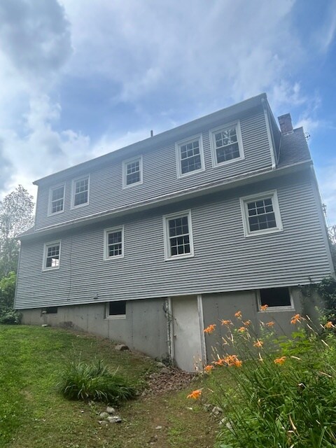 Building Photo - 275 Strong St
