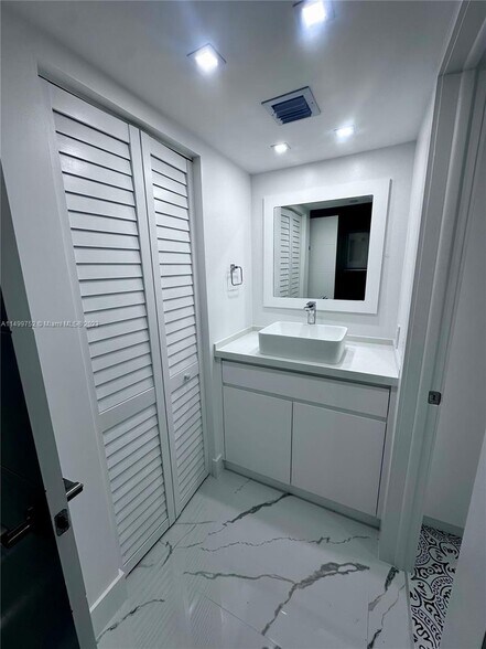 Building Photo - 1330 West Ave