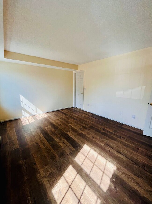 Building Photo - Two Bed, Two Full Bath Condo in Portsmouth...