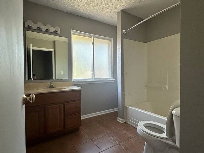 Building Photo - 1741 Bell Dr